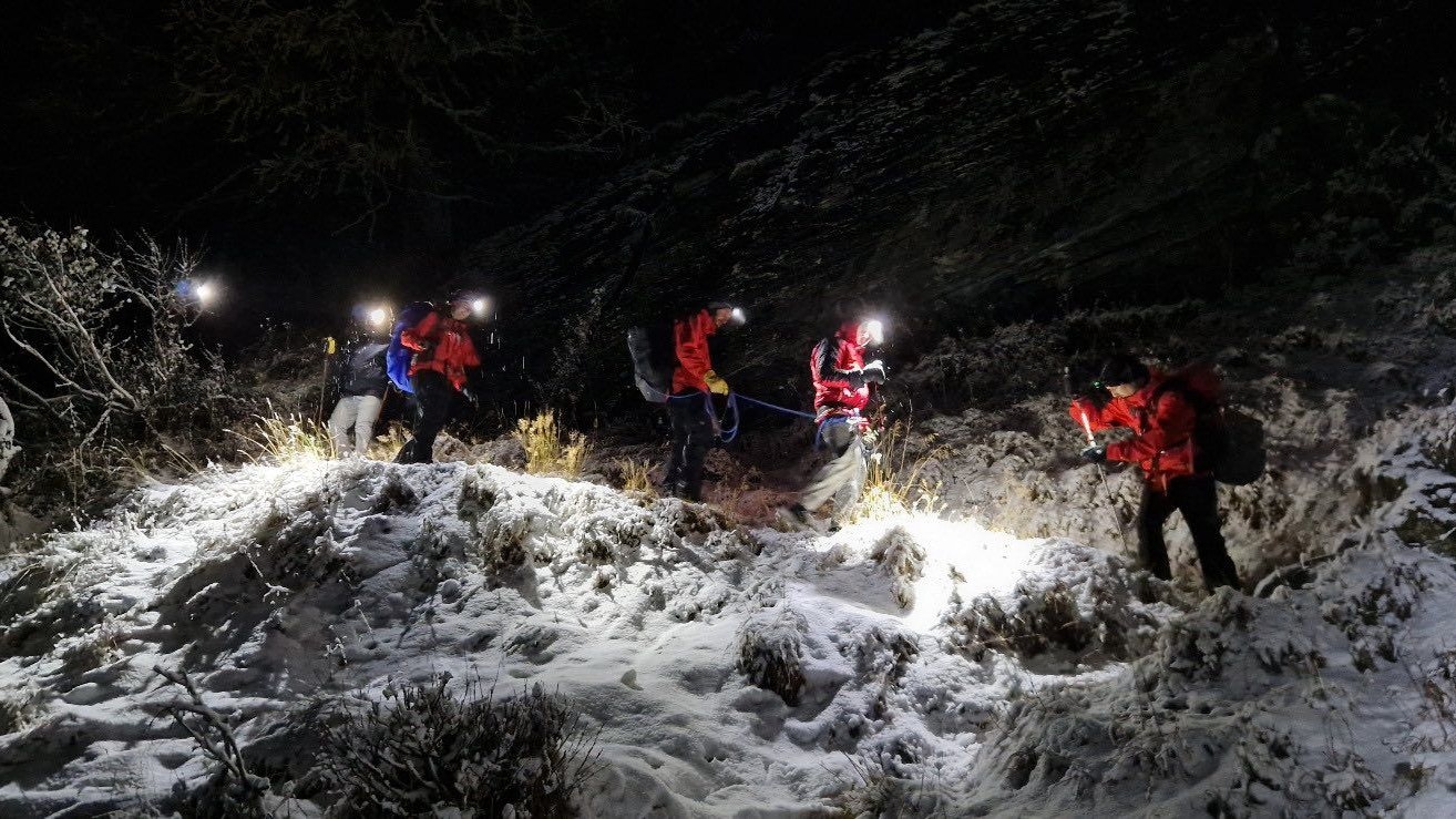Heute.at - Mit Sneakers auf Berg – Teenies (14, 15) wählen Notruf