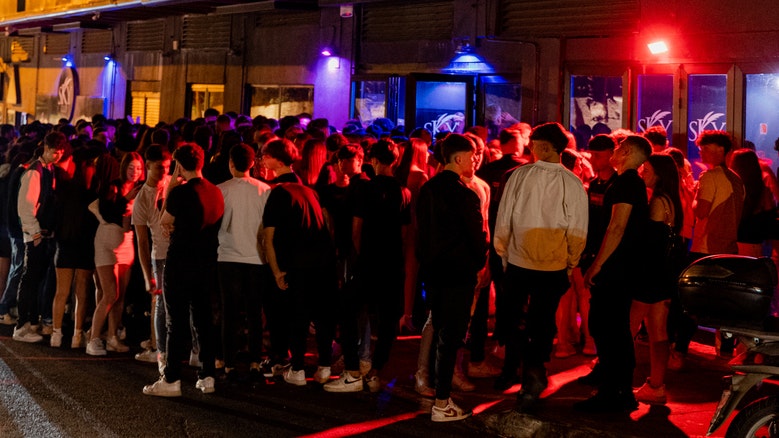 Heute.at - Österreicher-Party! – 21-Jährige darf nicht in Disco
