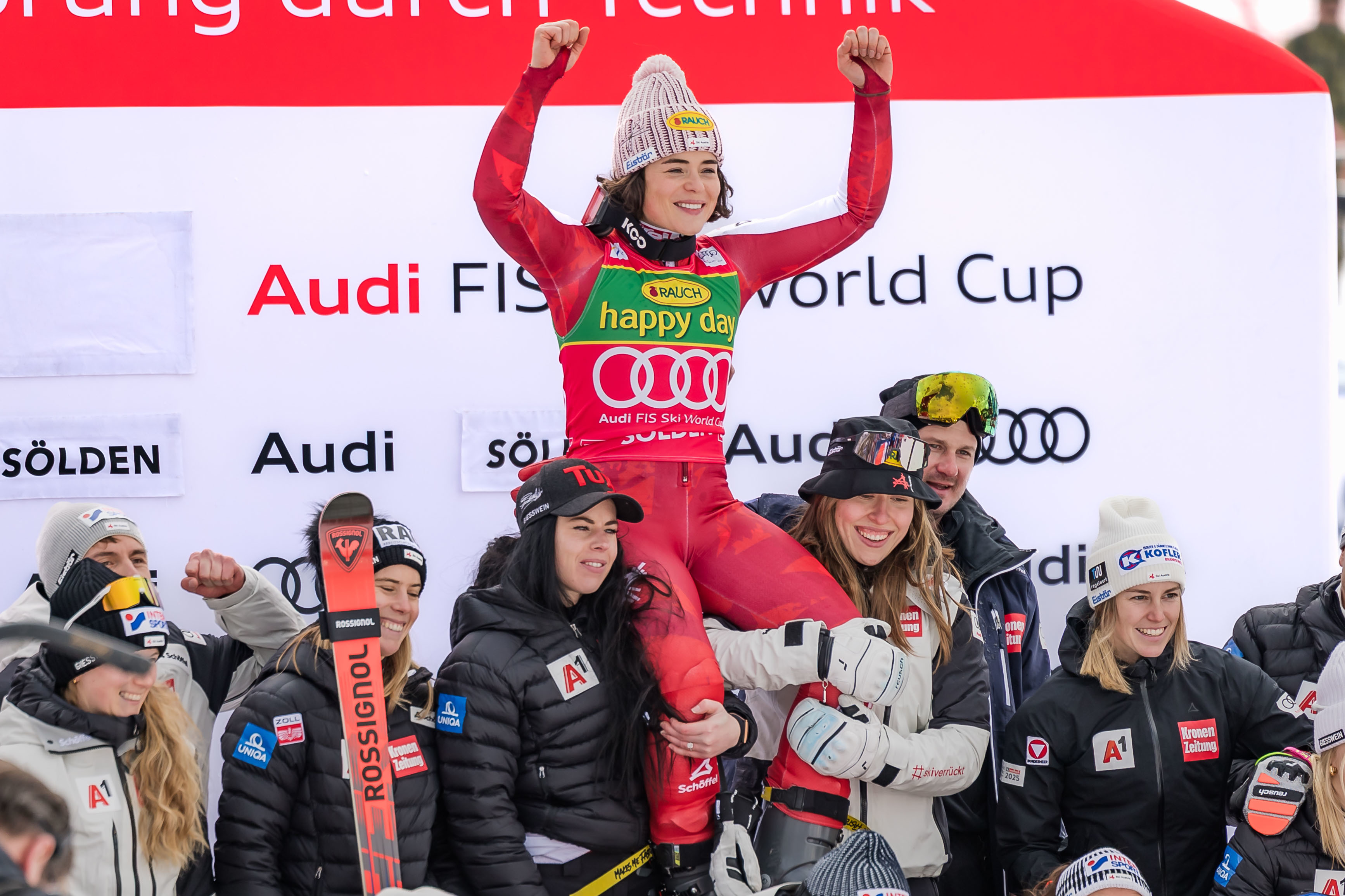Julia Scheib nach ihrem ersten Weltcup-Sieg.