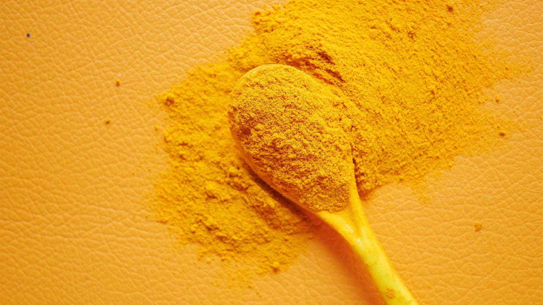 Kurkuma hat zwar antibakterielle und entzündungshemmende Eigenschaften, die Zähne aufhellen kann das Gewürzpulver jedoch nicht.