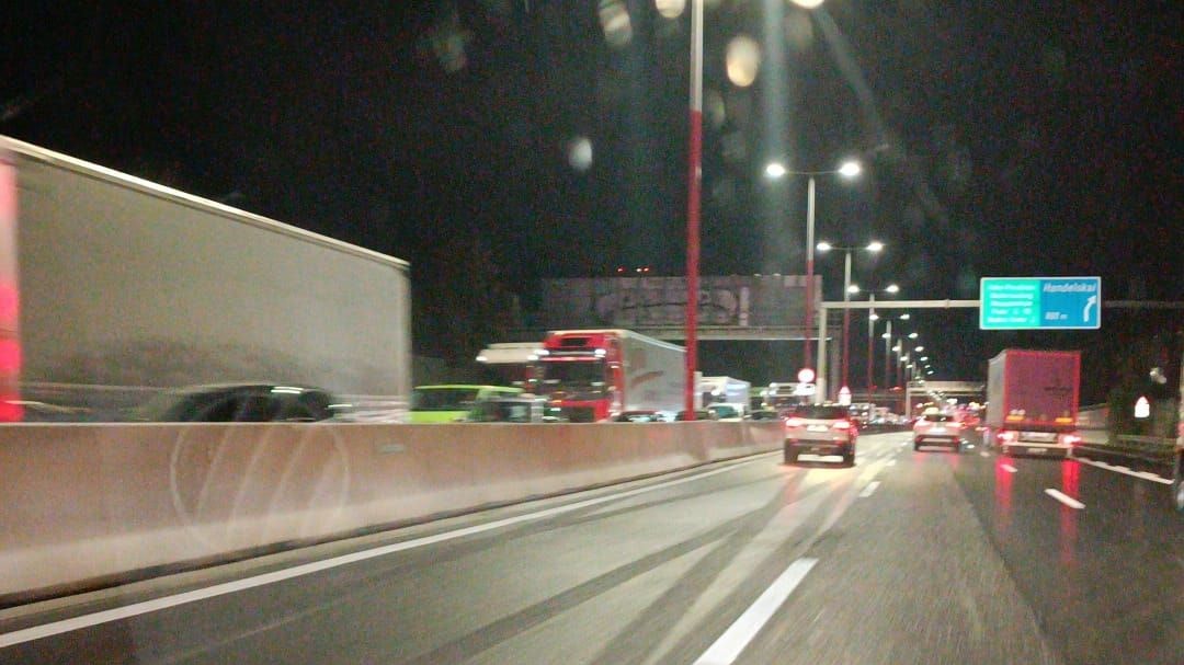 Heute.at - Fahrzeugbrand auf der A23 – Stau im Frühverkehr