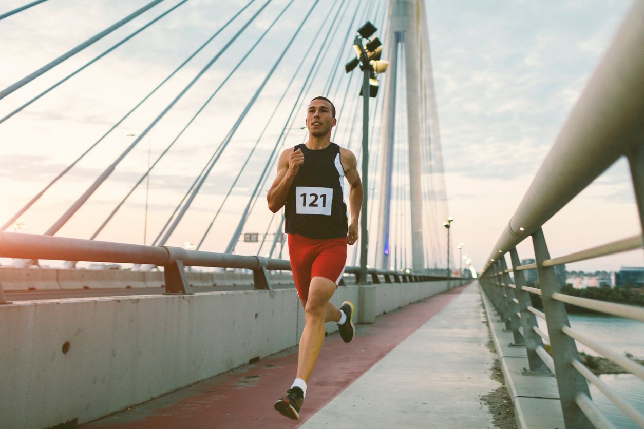 Gibt eine obere Grenze dafür vor, wie viel Energie Menschen (auch sehr trainierte Ausdauer‐Sportler) auf Dauer verbrennen können?